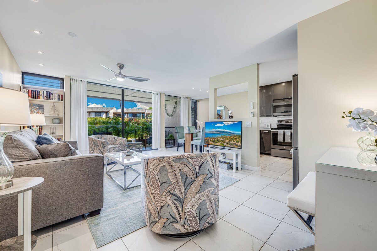 Beachy condo directly across from beach! Pool Hot gallery image 4