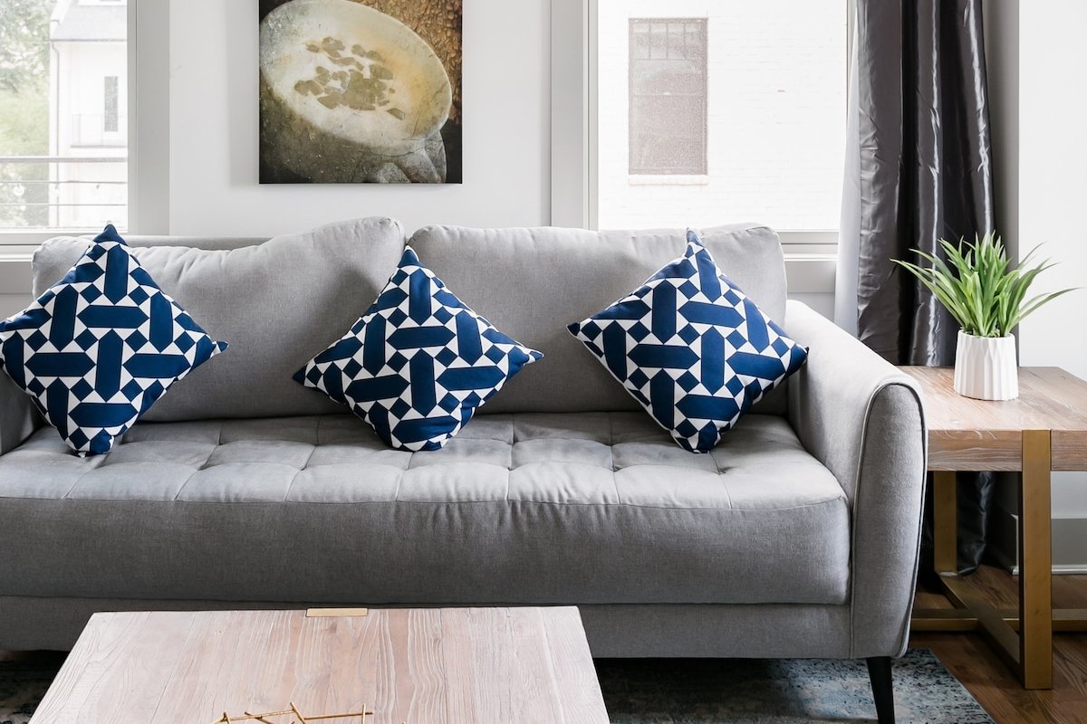 Three Story Home With Urban Courtyard Minutes to Downtown gallery image 3