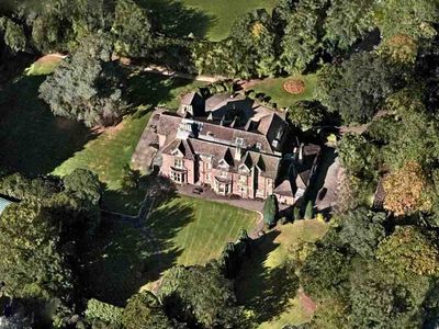 Entire Mansion 14 en suite bedrooms sleeps 34