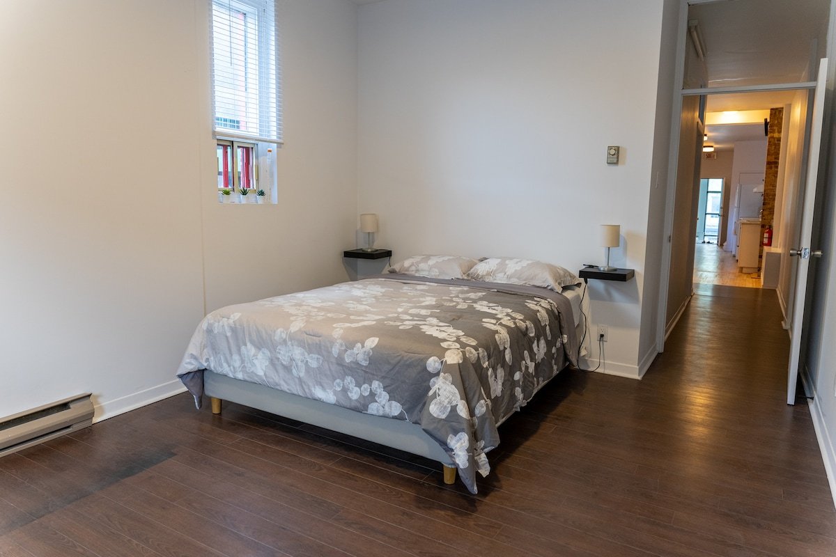 SPACIOUS 4 BEDROOM APARTMENT IN HEART OF MONTREAL gallery image 5