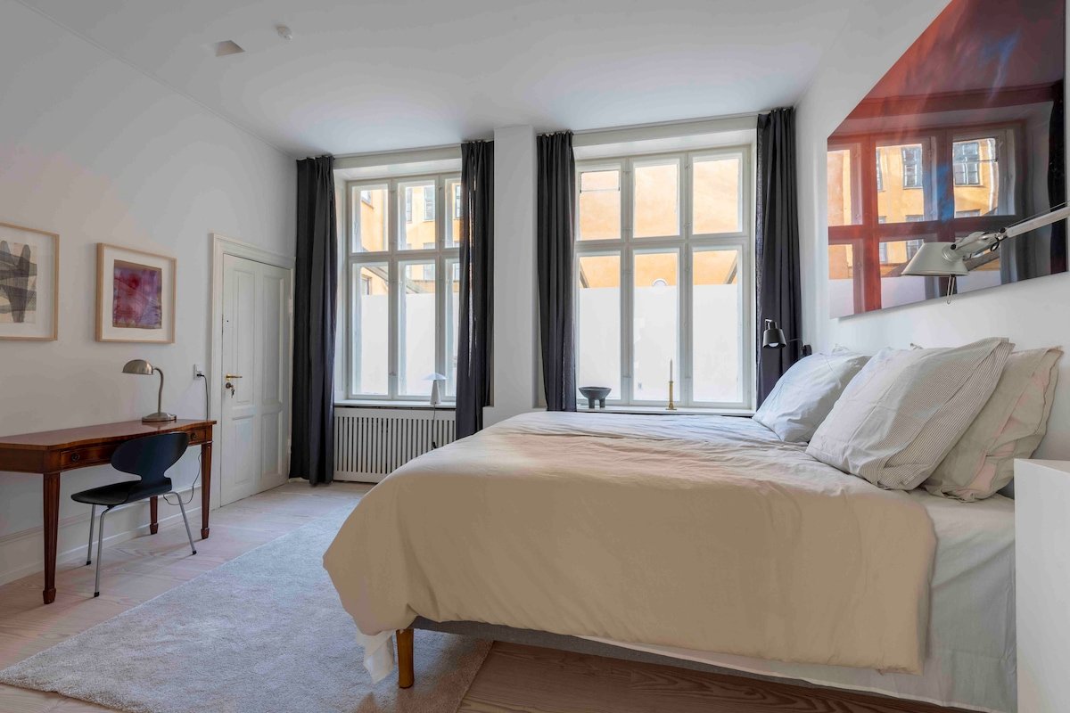 Top central / Private Luxury Suite / Art Gallery gallery image 5