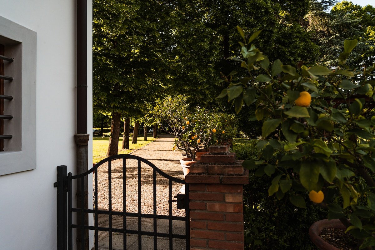 Home in Florence with pool and garden gallery image 5