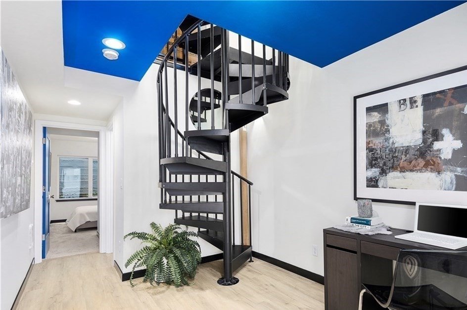 Duplex 4 BR With Rooftop views of Space Needle gallery image 2