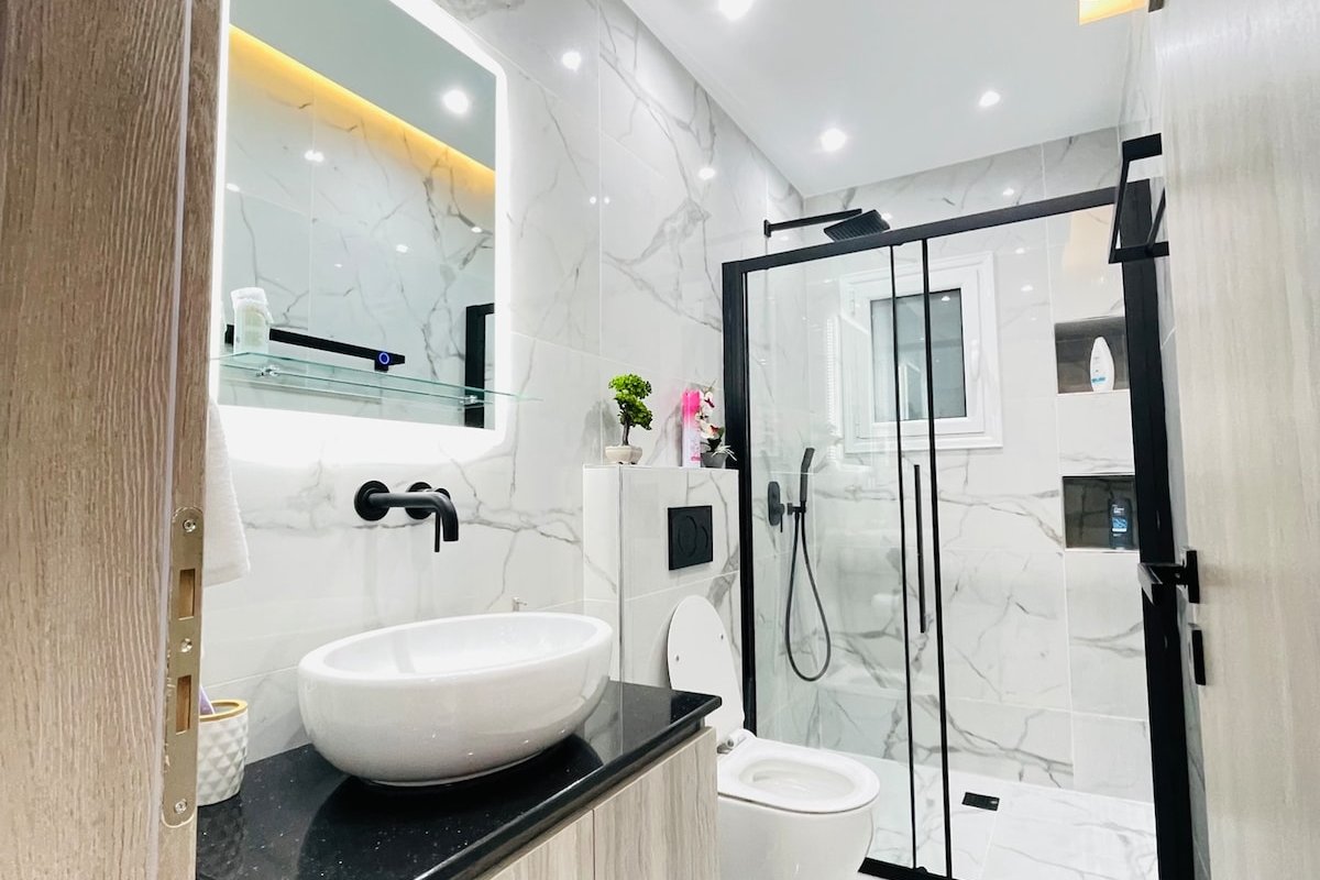 Plaka 3 bd jacuzzi mansion gallery image 5