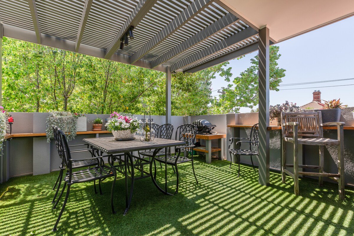 “ELM” Family Oasis, 4 bed Carpark Foxtel gallery image 5