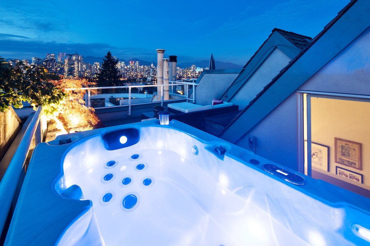 Private Haven w WOW Views / Hot Tub / Parking gallery image 3