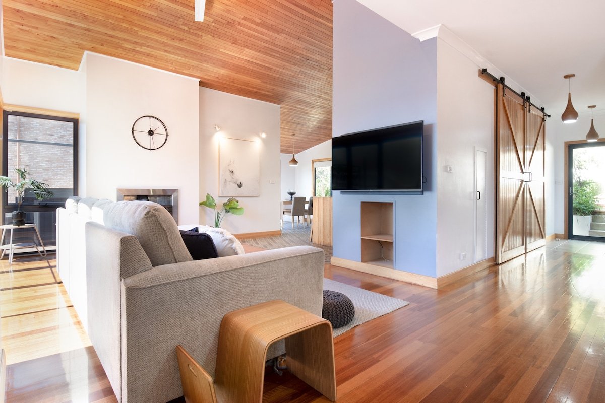 1 booking, 2 houses, 6 beds, 3 baths! gallery image 4