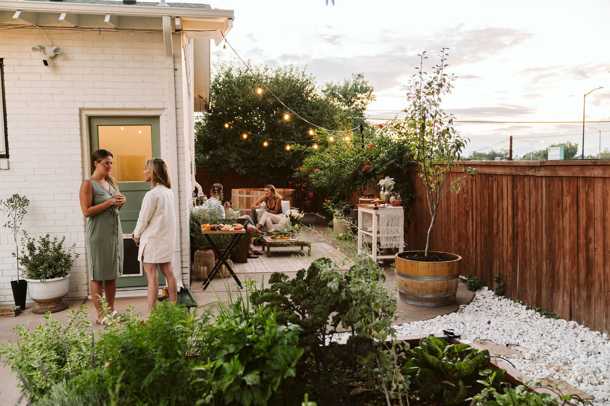 LUXE home Cedar Tub, Mountain View, & Garden!