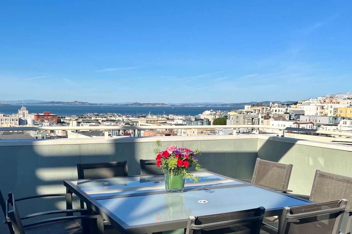 Stunning 2-Bedroom with Rooftop Deck & City Views