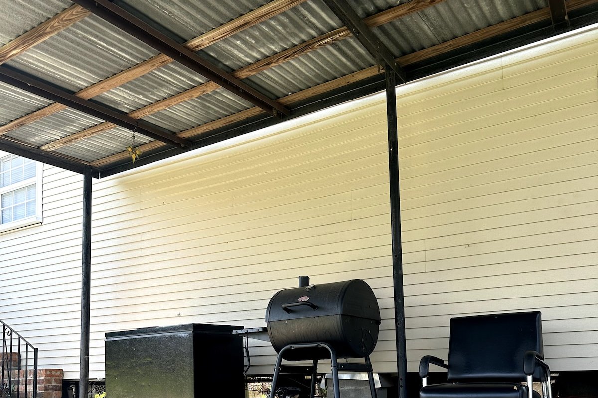 Luxury Style 4-bedrooms and 2 bathrooms gallery image 5