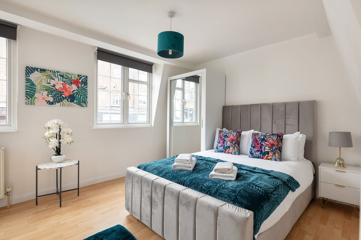 – Centrally Located TownHouse on a Quiet Mews – gallery image 2