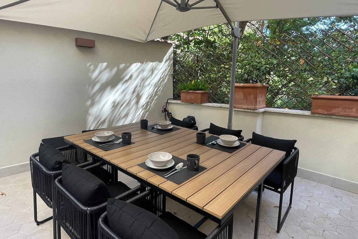 Via Genova 3 BDR w/private terrace@Monti gallery image 2