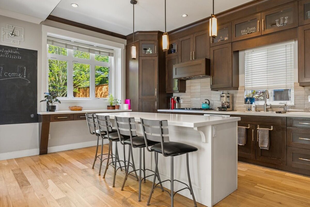 Stylish 7 bed/6 bth city-center family home gallery image 3