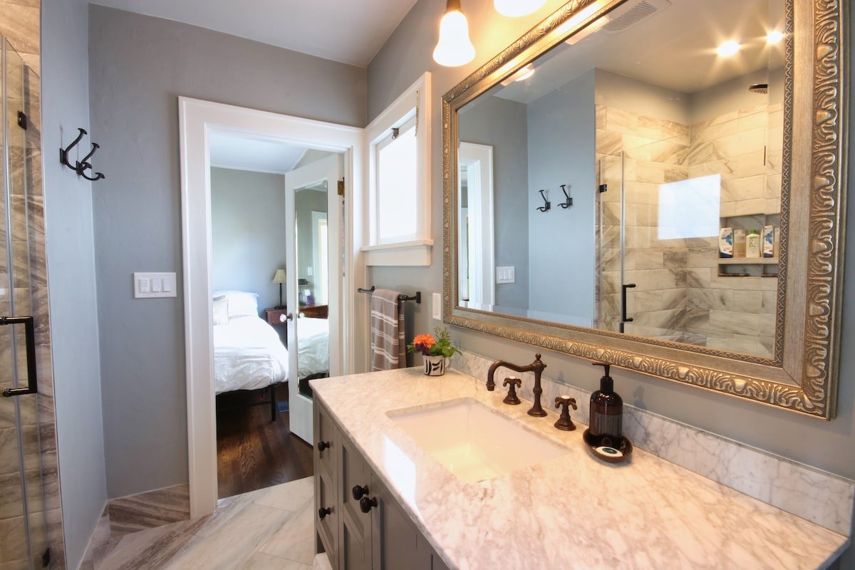 1926 Ballard • Sunset Hill • A/C • EV • Fireplace! gallery image 5