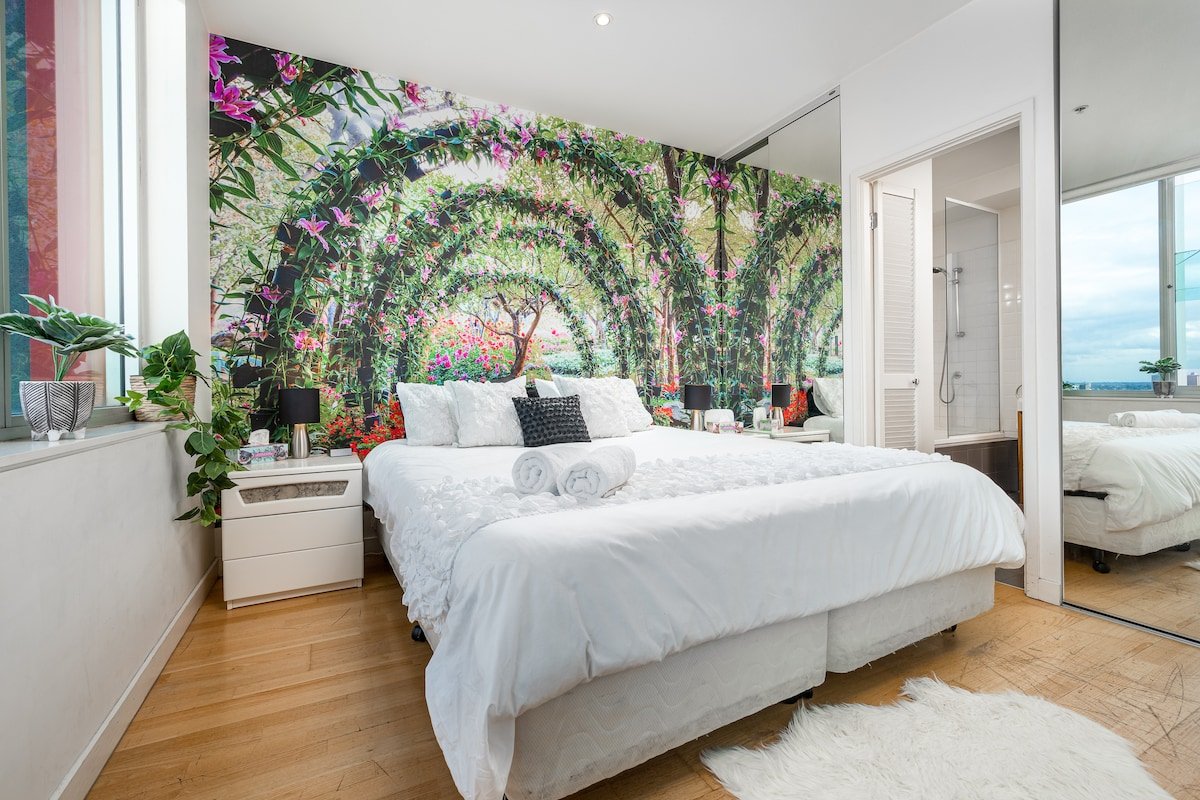 CITY + MCG 4+ BEDROOMS 2+ BATH, VIEWS-SLEEPS 8-10 gallery image 4