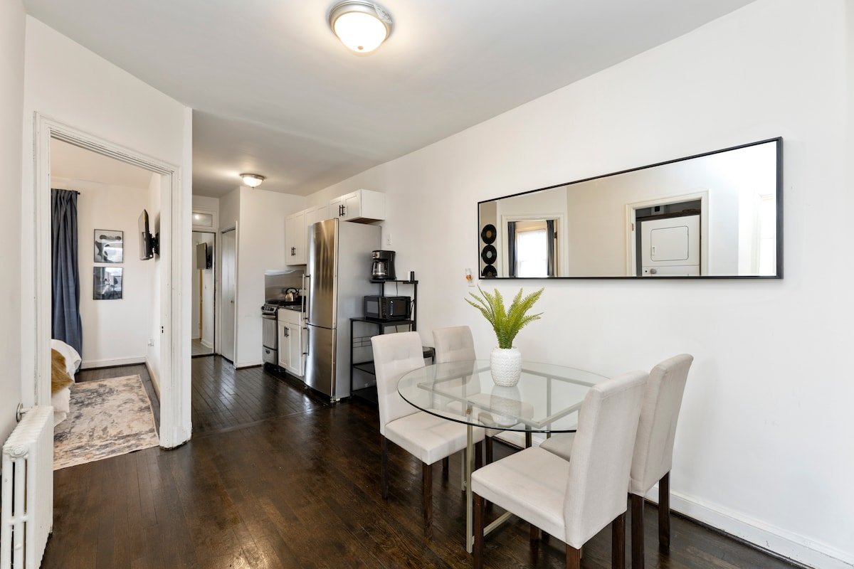 Music-Themed 2 Bedroom w/ a 70inch TV in DC gallery image 5