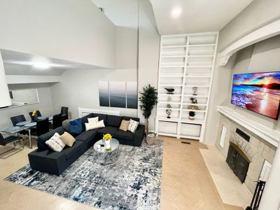 GROUP LUX in Old Town/Gold Coast (+private roof)