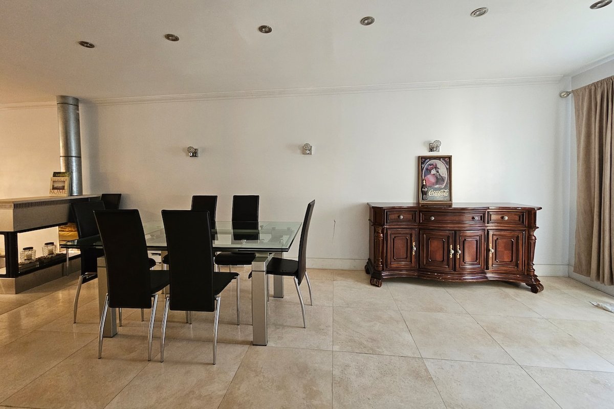 Spacious 2 storey Townhouse,3 rooms,1.5 bathrooms gallery image 3