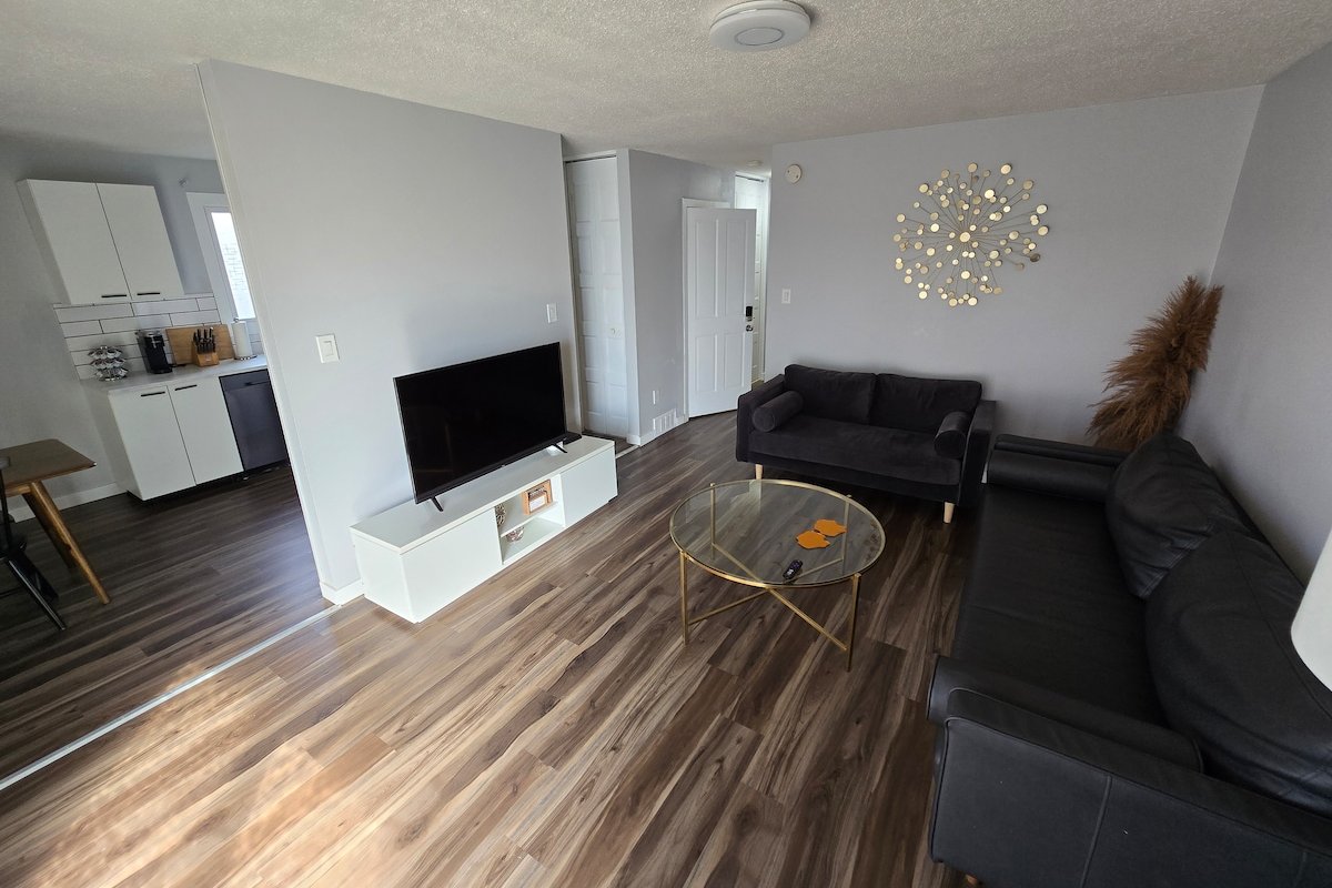 Modern 4Bed Home|Cozy & Updated|Club Regent Casino gallery image 4