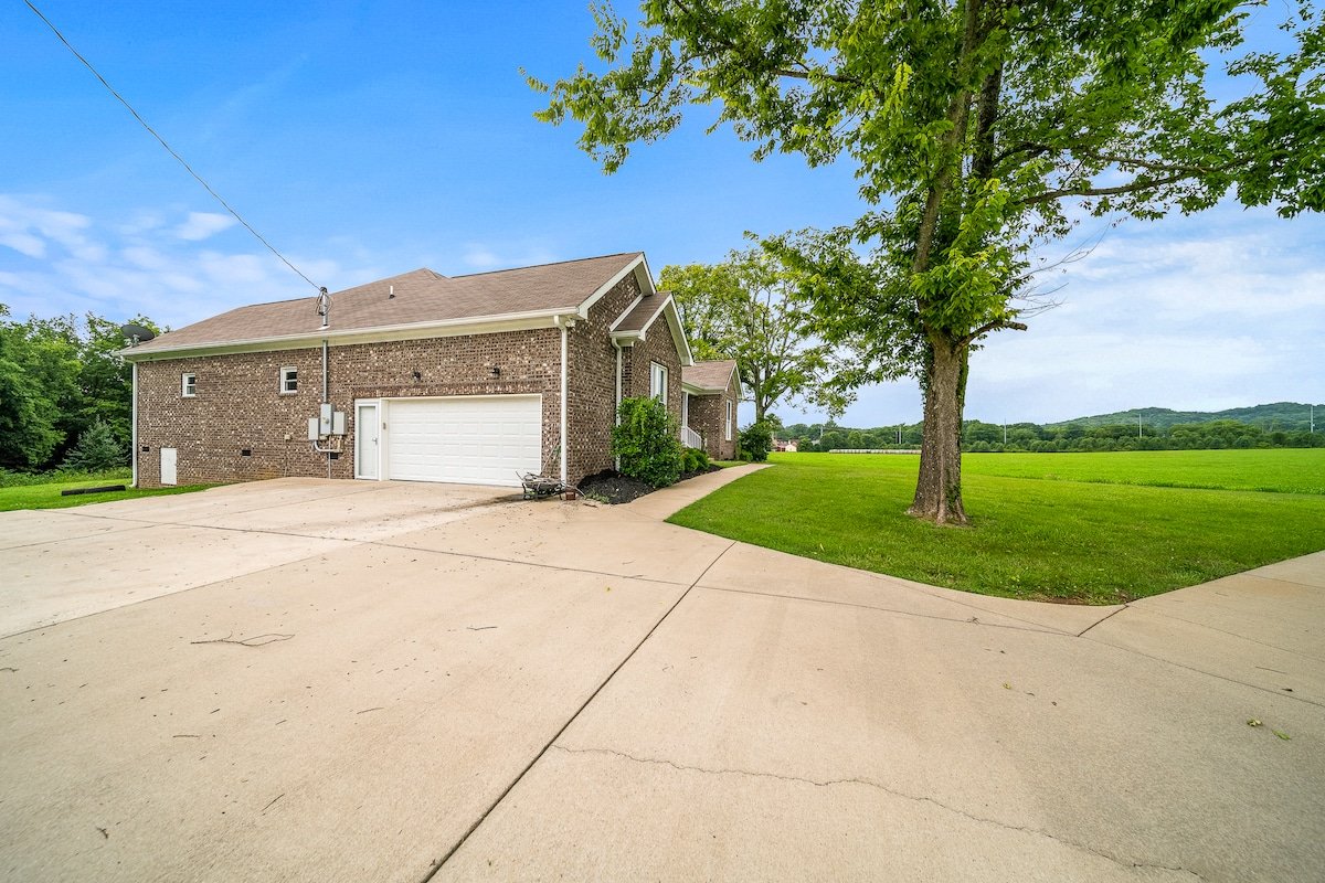 House of Peace-8 miles from Downtown with Jacuzzi gallery image 3