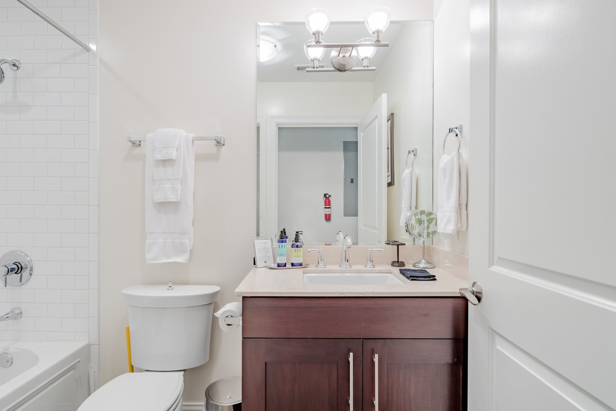 Boutique Double Hotel Suite Borders Andersonville and Uptown