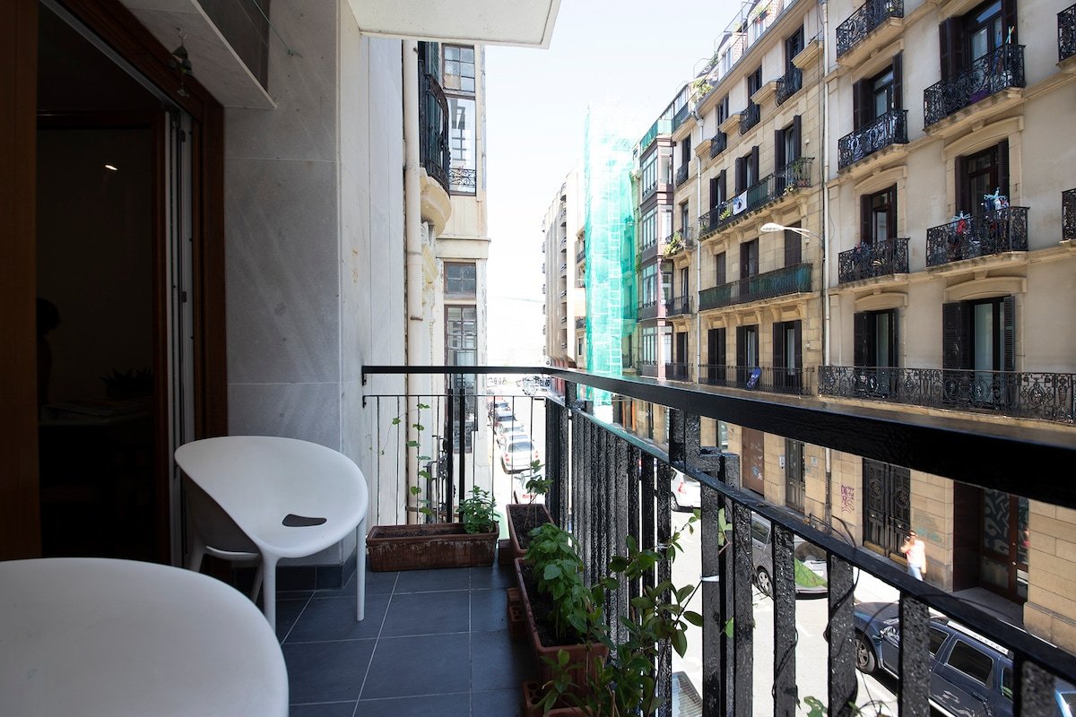 Modern air-conditioned flat in city center gallery image 4