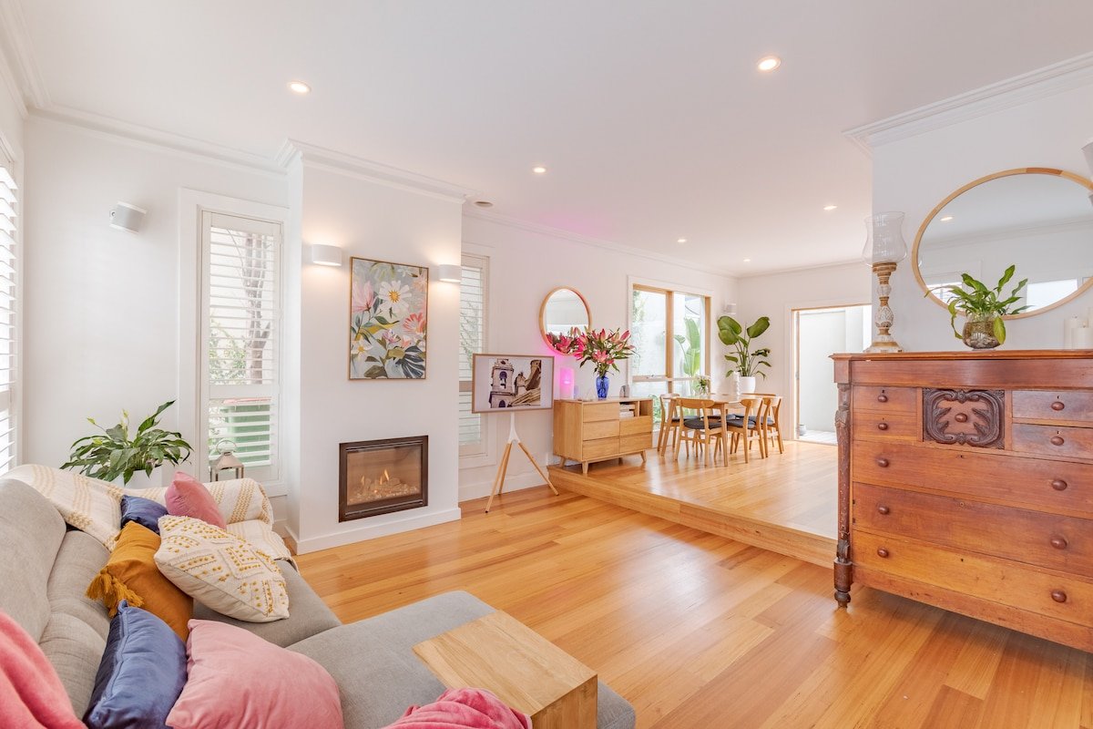 Beautiful 3 BDR home with unique outdoor oasis gallery image 2