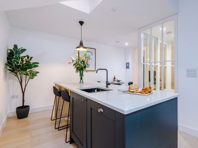 Deluxe Townhouse Close to Designer Shops and Bars