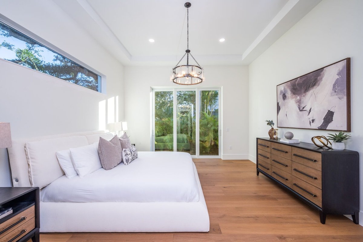 Luxury 5BR Sarasota Stay • Spa + Outdoor Living gallery image 3