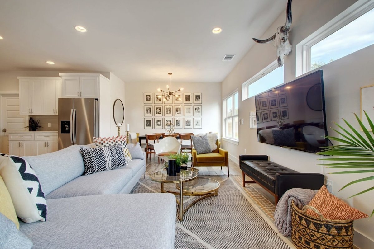 Contemporary Luxury Retreat | Pool gallery image 3