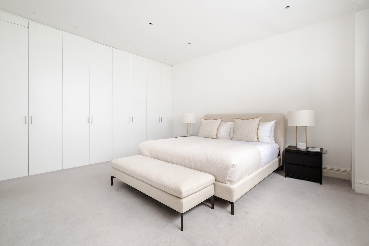 Stunning Knightsbridge 4 bedroom house w/ balcony gallery image 5