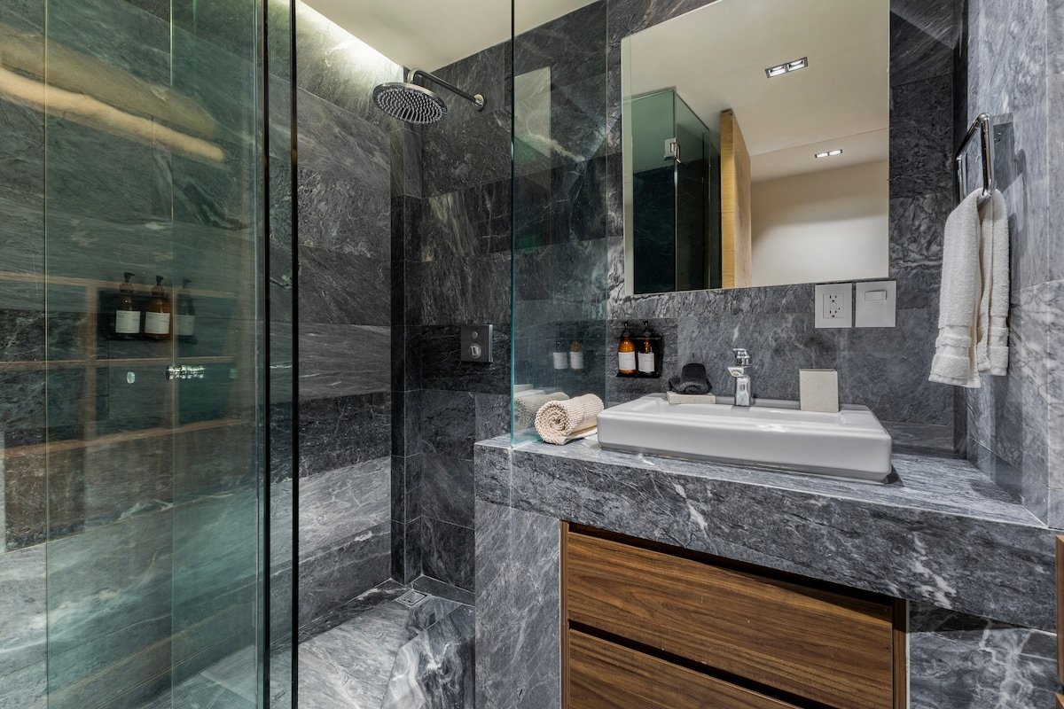 Capitalia | Luxe 3BR w/ balcony, Near to Masaryk gallery image 2