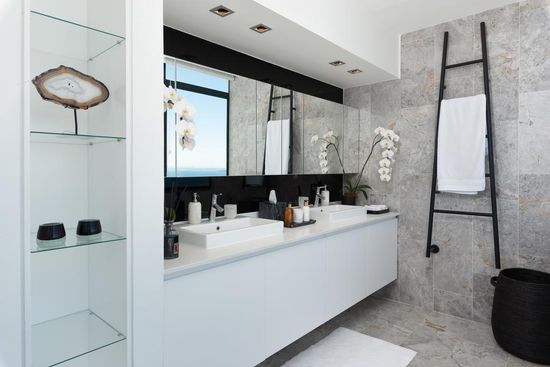 Photo 2 of Villa Rocha accommodation in Fresnaye, Cape Town with 5 bedrooms and 7 bathrooms