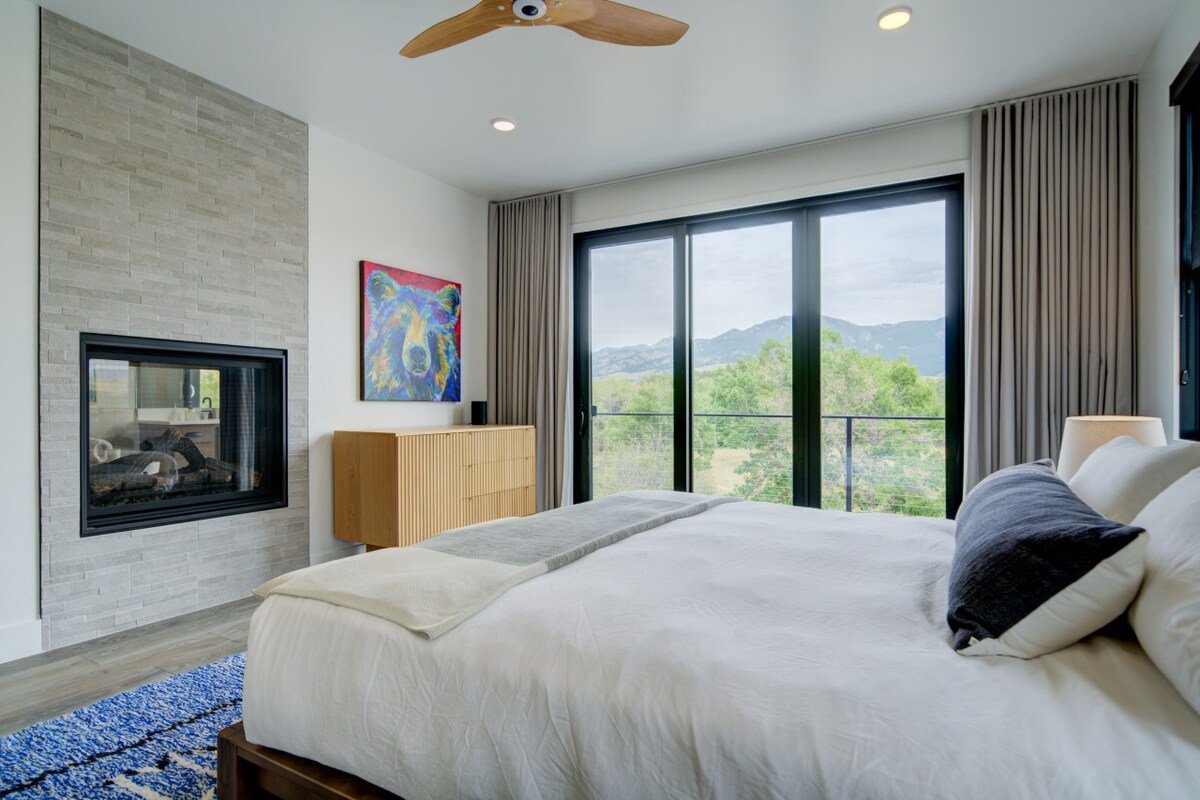 Modern 3Bdrm Stay | Mountain Views & Beach Access gallery image 5