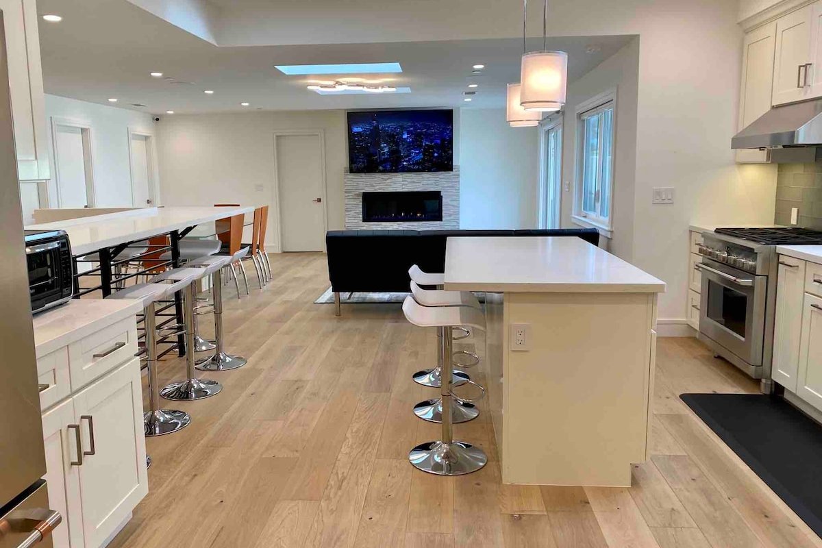 6BR Spacious Comfy Modern Quiet Retreat, Walk Dtwn gallery image 2