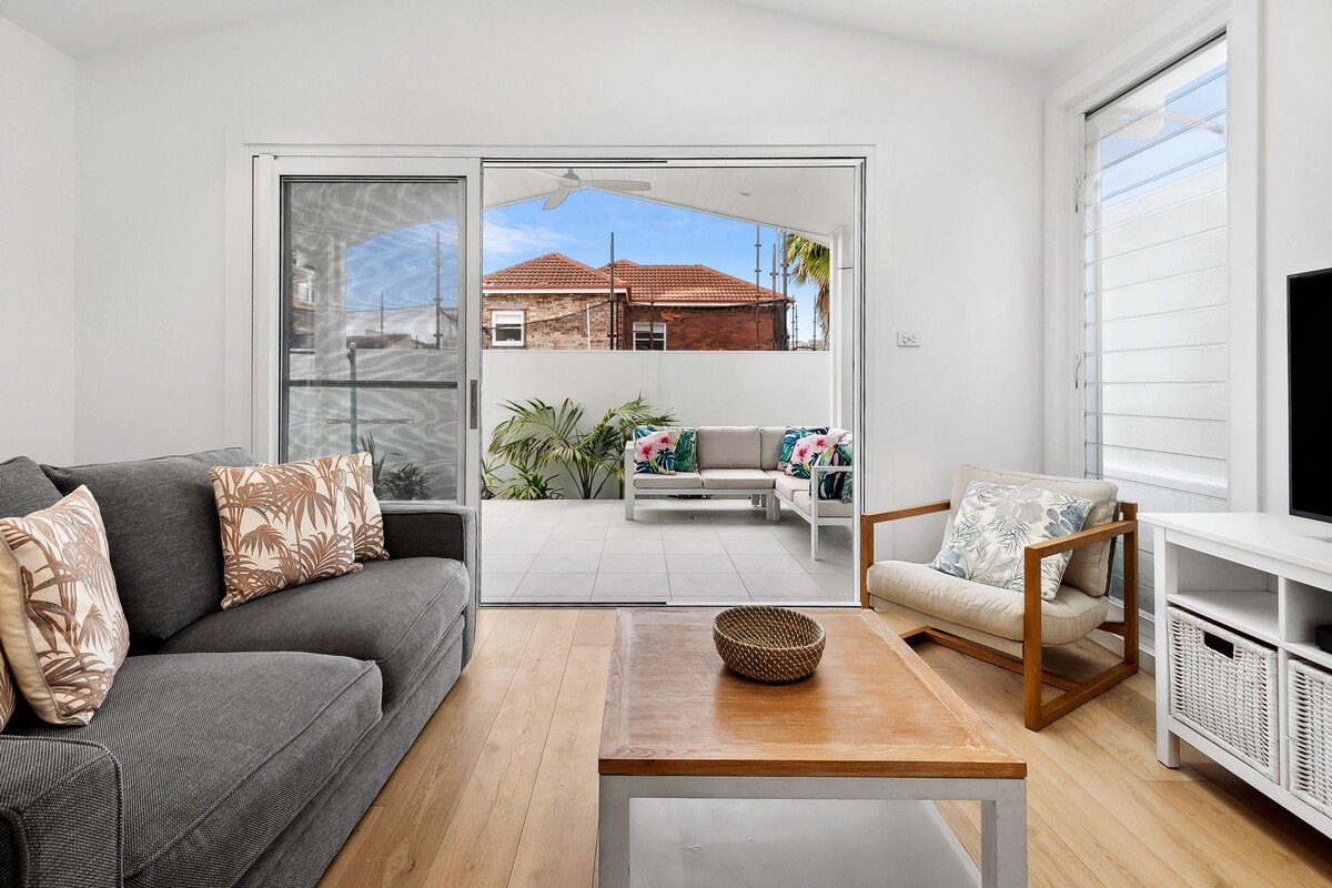 The Beach Cottage Freshwater * 100m to beach gallery image 3