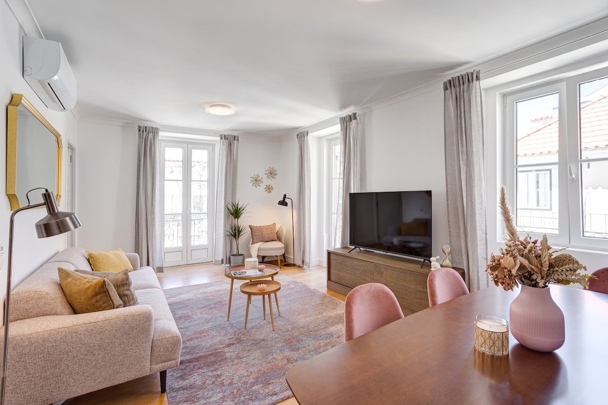 Elegant Santa Justa@ Unique Duplex stunning views gallery image 2