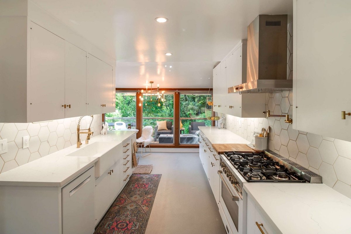 Architectural Gem Mid Century Modern in the Trees gallery image 4