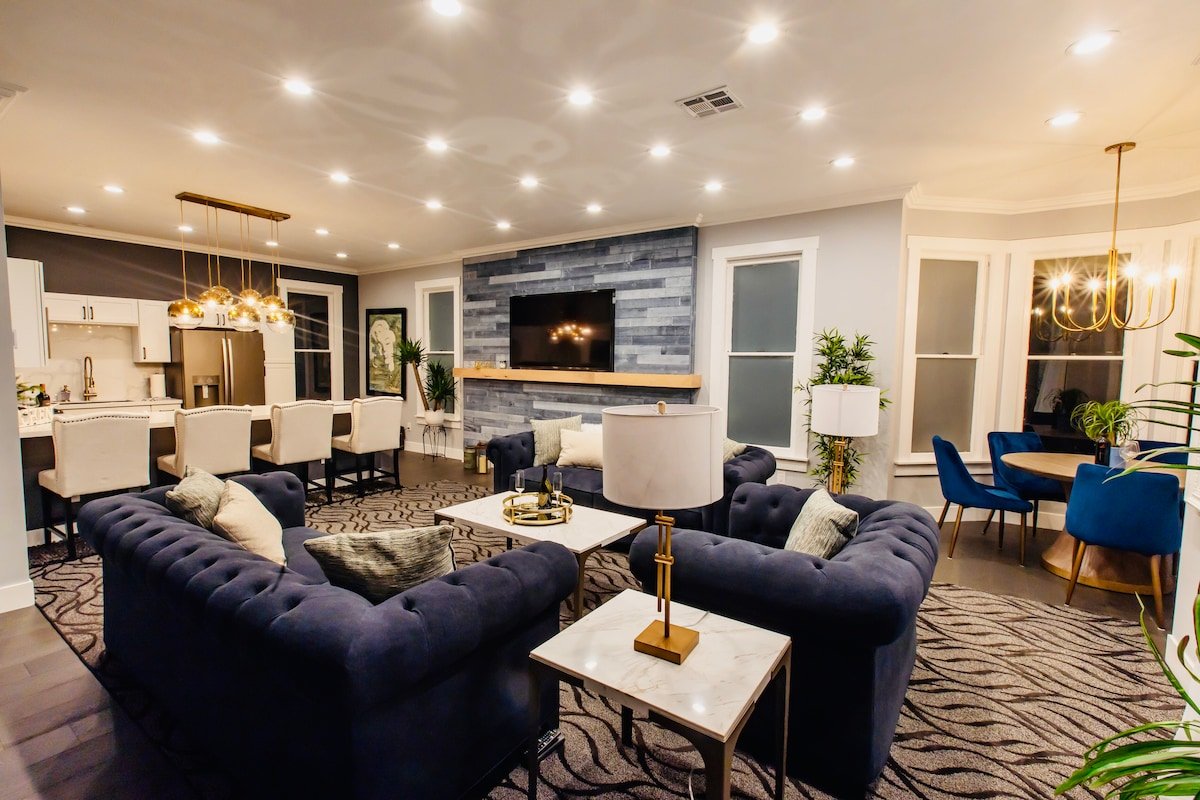 STUNNING MANSION THE BEST LOCATION & AMENITIES gallery image 5