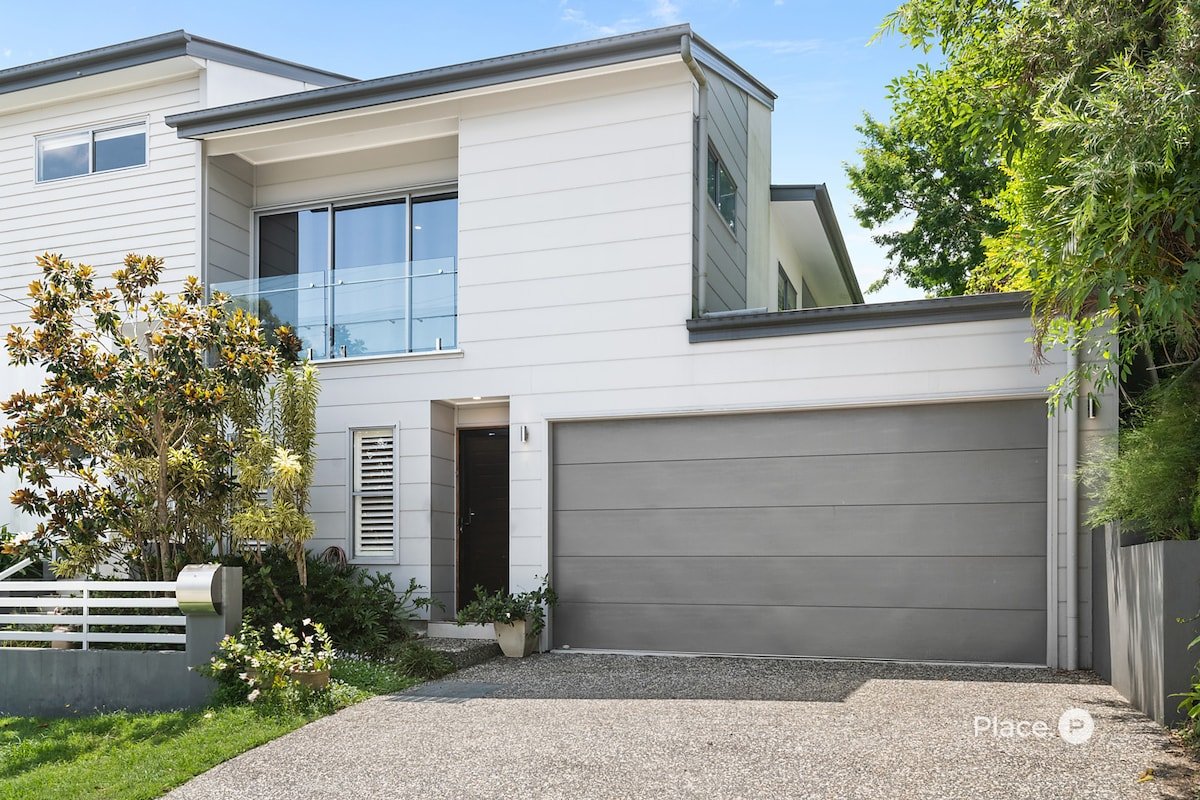 3 Bed; 2.5 Bath; Newly furnished gallery image 2