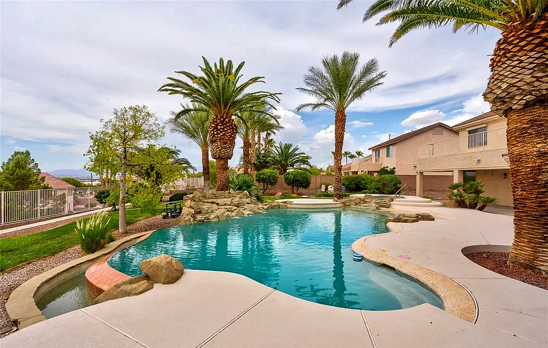 Luxury 6bdr House Pool Strip Vu