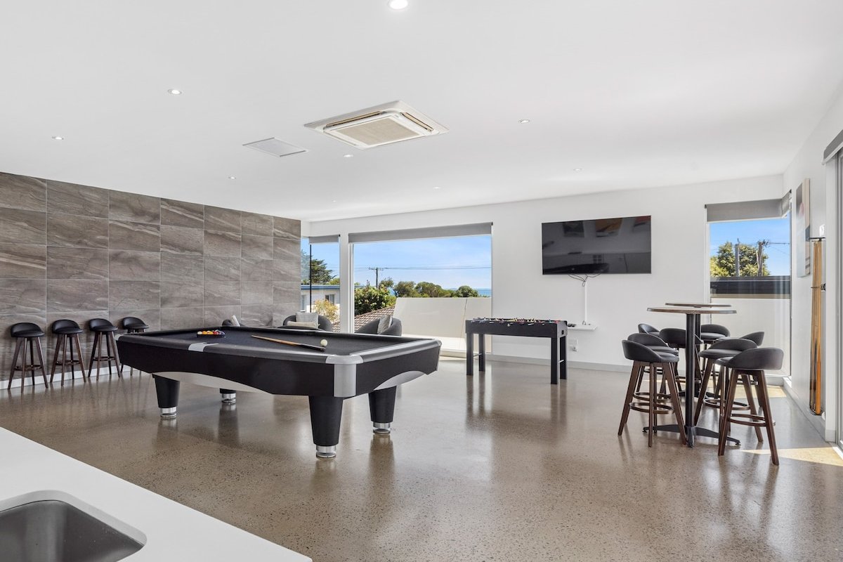 Master Luxury Escape – Sleeps 17! gallery image 2