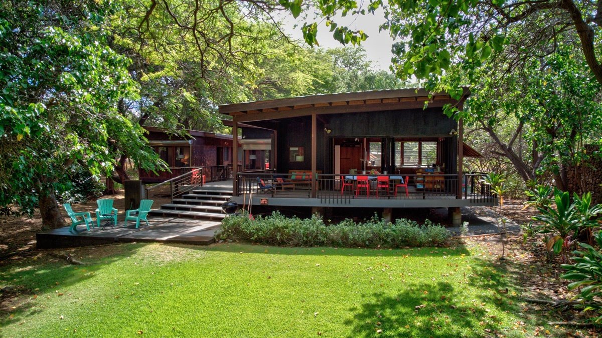 Quintessential Beach House on Waialea Bay!