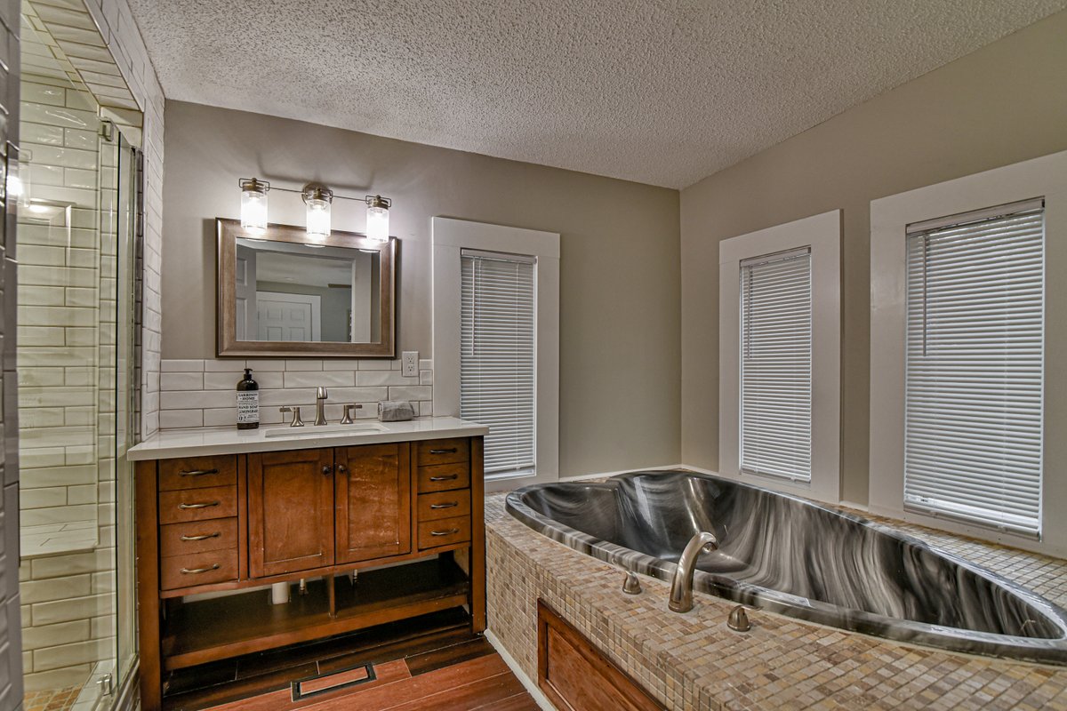 Hot tub, fire pit, King bed, 4 mi to downtown AVL