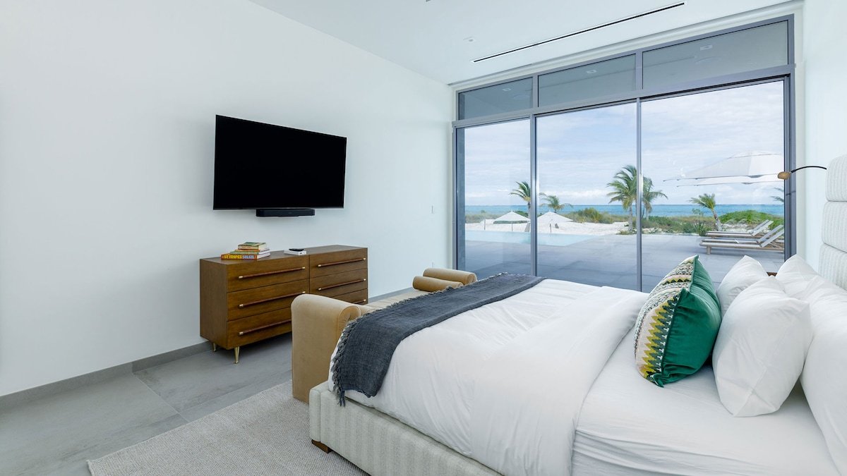 Bliss Villa Four – Grace Bay Beach Front Villa gallery image 4