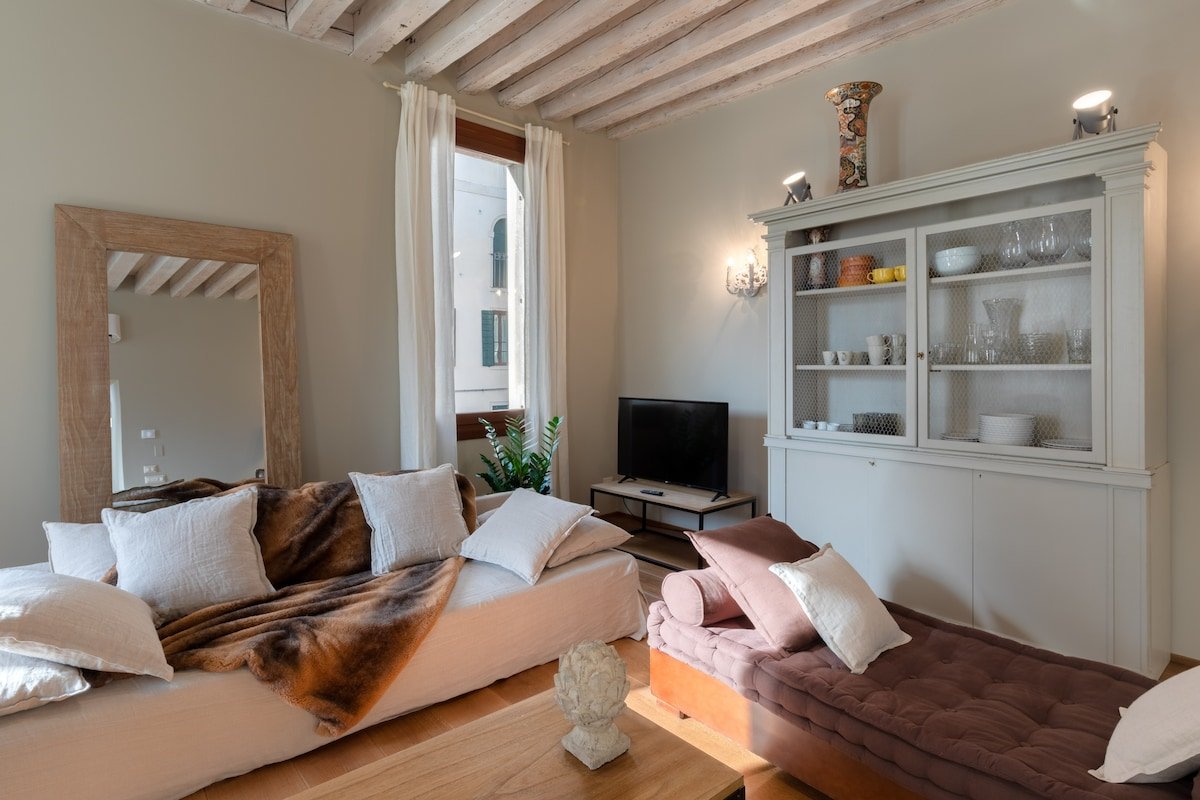 Bridge of Sighs luxurious apartment gallery image 3