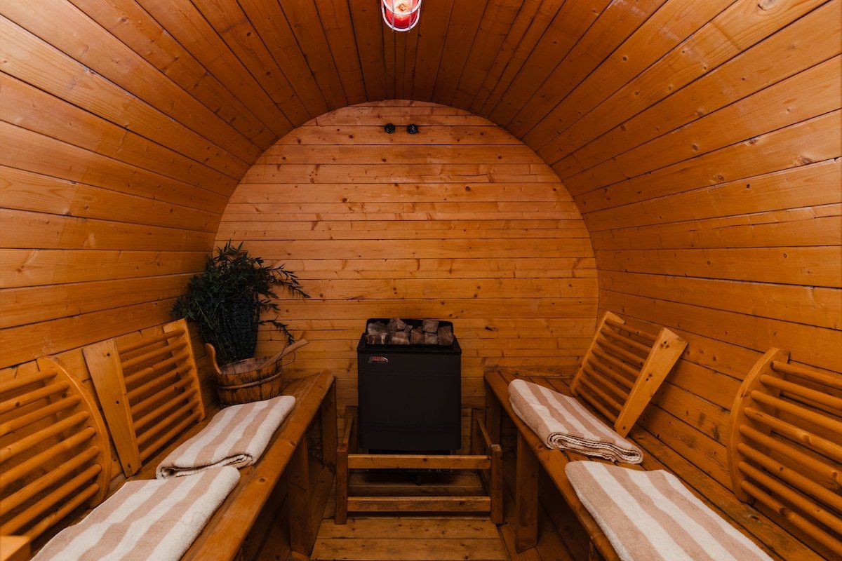 Hollywood Hills Villa| Pool-Sauna-Spa- Sunny& Chic gallery image 4