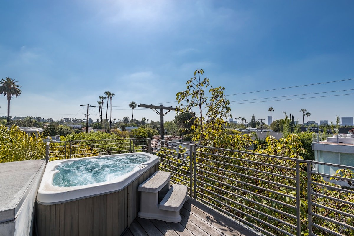 Stunning home in heart of Weho w/Rooftop Spa! gallery image 3