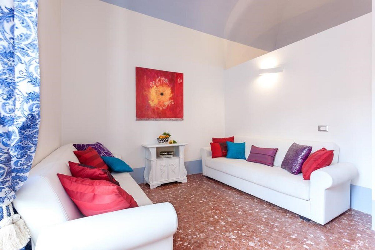 Modern loft central 8 people gallery image 3