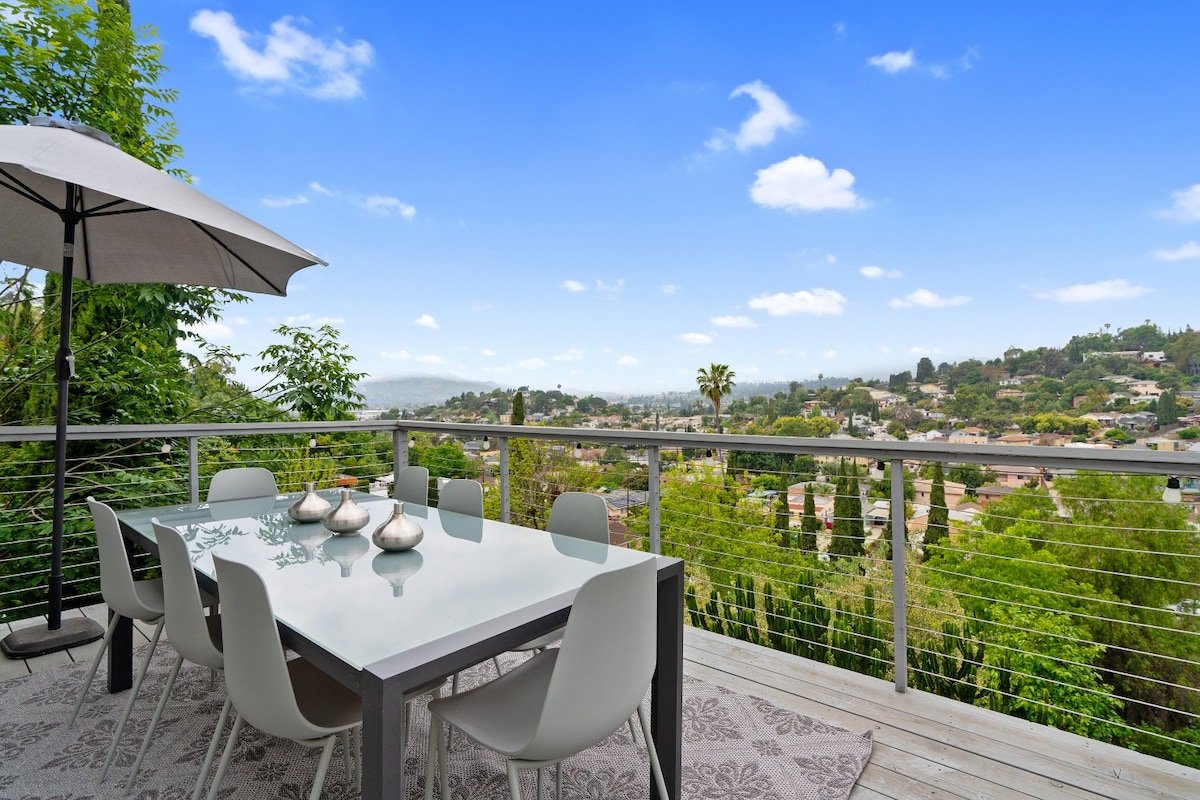 Panoramic LA Views – Modern & Cozy Retreat gallery image 3
